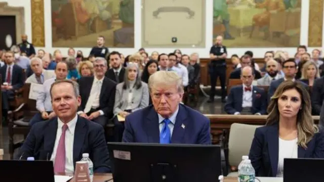 دونالد ترامپ برای پاسخگویی به اتهام تخلف مالی در دادگاهی در منهتن نیویورک حاضر شده است