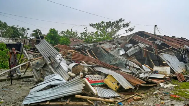 রিমালের দীর্ঘ তাণ্ডবে লণ্ডভণ্ড বাড়িঘর