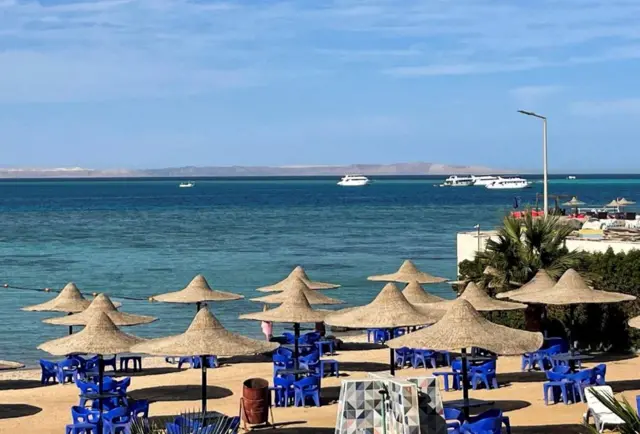 تتميز المنطقة على ساحل البحر الأحمر بوجود العديد من المنتجعات السياحية والفنادق 