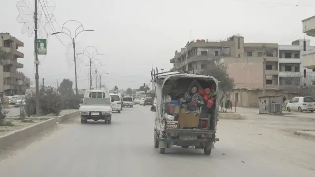 زنی پشت وانت با وسایلش