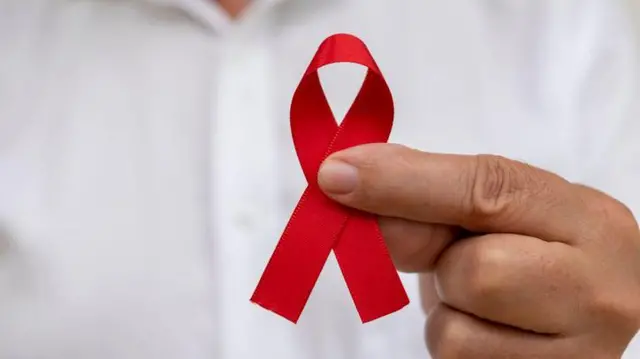 Fita vermelha da campanha sobre a aids