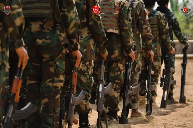 ပူးတွဲကြေညာချက်ထုတ်ပြန်မှုမှာပါဝင်တဲ့ မကွေးတိုင်းအခြေစိုက် Earthquake People's Defence Force အဖွဲ့ရဲ့ ၂၀၂၄ ခုနှစ်၊ မတ်လတုန်းက ပြုလုပ်ခဲ့တဲ့သင်တန်းဆင်းပွဲတစ်ခု 