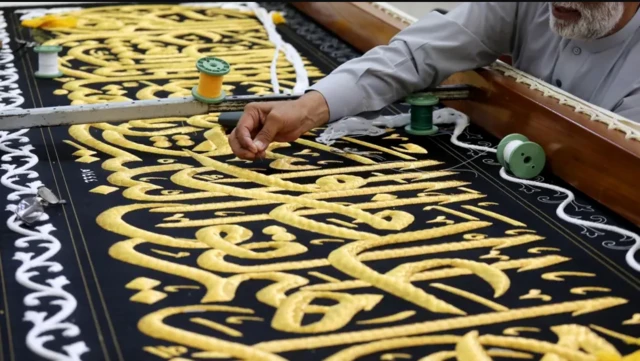 Waagii hore, 'kiswah' waxaa lagu soo saari jiray Masar, laakiin markii dambe howsha oo dhan waxaa loo wareejiyay Sacuudi Carabiya.
