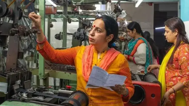উৎপাদন সেক্টর বোঝাতে ব্যবহৃত ছবি, নারী কর্মীরা কাজে ব্যস্ত- প্রতীকী চিত্র