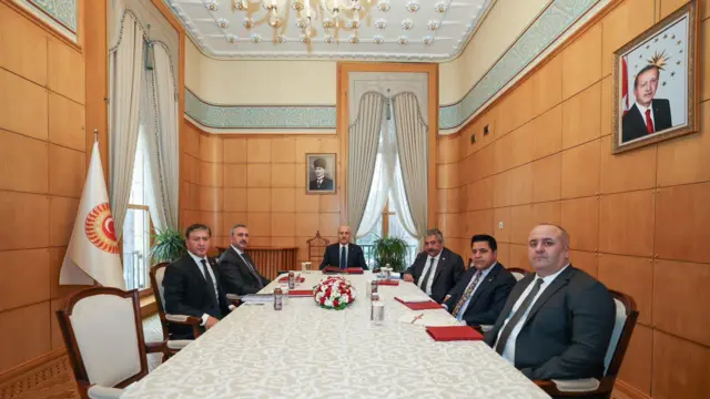 TBMM Başkanı Numan Kurtulmuş, Milli Dayanışma, Kardeşlik ve Demokrasi Komisyonu’nun rapor çalışmaları kapsamında siyasi parti gruplarının temsilcileri ile bir araya gelmişti.