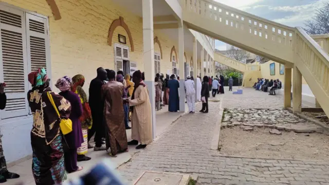Des électeurs font la queue dans un lieu de vote de Saint Louis