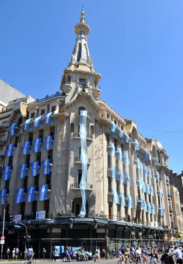 Парадга чейинки шаар улуттук символдор менен кооздолгон - сүрөттө Буэнос-Айрестин борборундагы атактуу El Molino кафесинин имараты