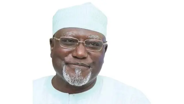 Alakoso agba tẹlẹ fun ajọ DSS lo n rerin musẹ yii. O de fila funfun pẹlu aṣọ funfun to wọ, to si tun lo igo soju