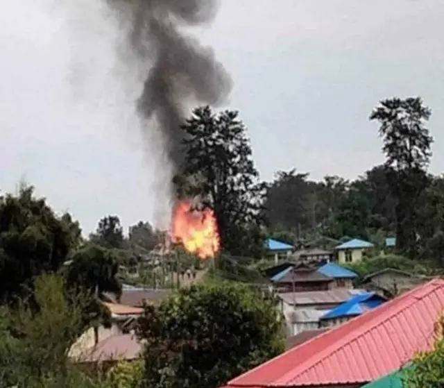 စစ်တပ်က ပစ်လိုက်တဲ့ လက်နက်ကြီး မိုင်းလုံရွာထဲ ကျရောက်ပေါက်ကွဲနေပုံ
