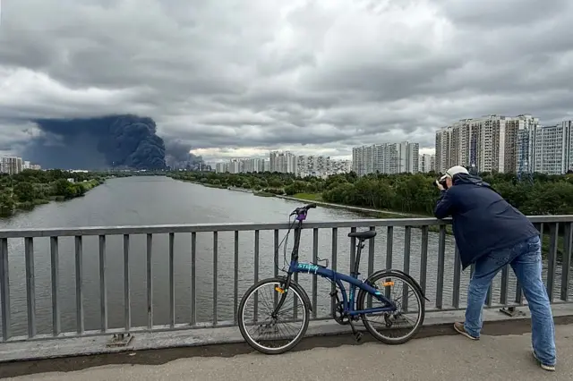 Вид на пожар с одного из мостов через Москва-реку