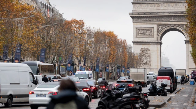 法国巴黎香榭丽舍大道凯旋门附近的交通状况