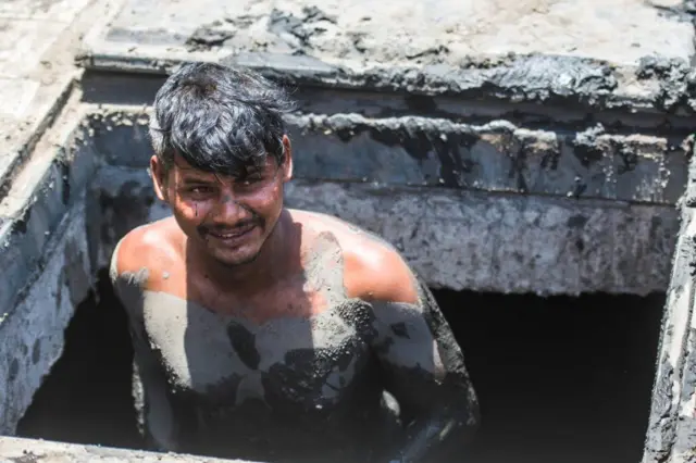 सांडपाण्याच्या टाकीत 4 जणांचा मृत्यू, सफाई कर्मचाऱ्यांवर आजही टाकीत उतरण्याची वेळ का येते?