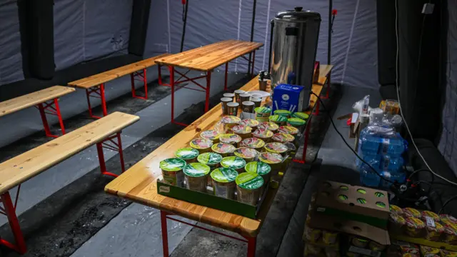 Стол с едой в палатке