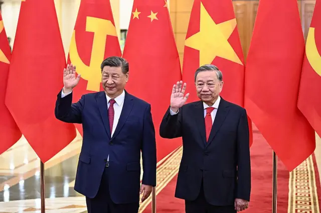 Khi ông Tập Cận Bình đến Việt Nam vào tháng 4/2025, Tổng Bí thư Tô Lâm đã chủ trì lễ đón ông Tập tại Phủ Chủ tịch theo nghi thức cao nhất dành cho nguyên thủ quốc gia
