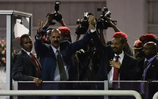 ከዘጠኝ ዓመት በፊት የኤርትራው ፕሬዝዳንት ኢሳያስ አፈወርቂ በአዲስ አበባ ይፋዊ የሥራ ጉብኝት ሲያደርጉ ከጠቅላይ ሚኒስትር ዐቢይ አሕመድ ጋር በሚሊኒየም አዳራሽ ተገናኝተው ነበር