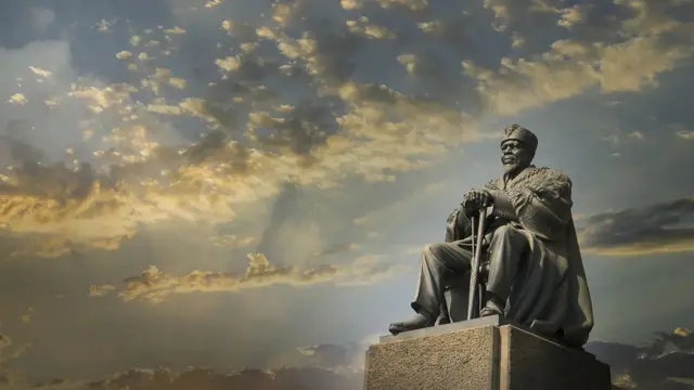 Rais wa kwanza wa Kenya, Jomo Kenyatta, aliwahimiza Wakenya wote kuchangia Harambe kwa ujenzi wa taifa