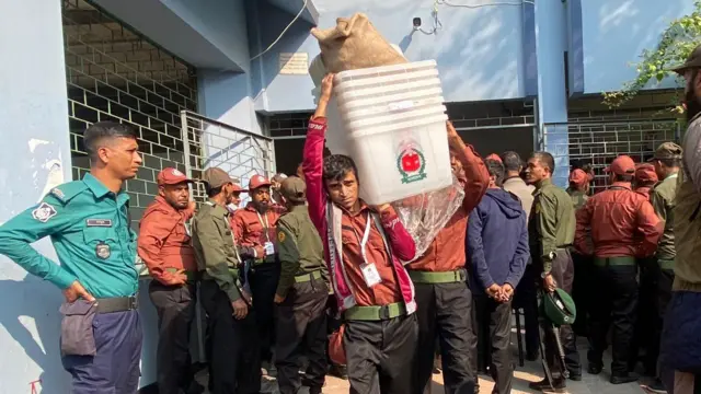 নির্বাচনী সরঞ্জাম কেন্দ্রে পাঠানো হচ্ছে