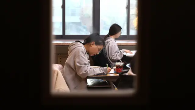 韩国学生参加大学修学能力测试