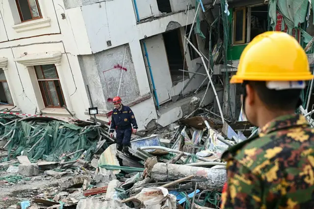 ငလျင်မှာ အကူအညီပေးနေတဲ့ အဖွဲ့အစည်းတွေက သက်ဆိုင်ရာ အဖွဲ့အစည်းတွေဆီက ခွင့်ပြုချက်ယူရမယ်လို့ ဒုစစ်ခေါင်းဆောင်က ပြောခဲ့ပါတယ်။