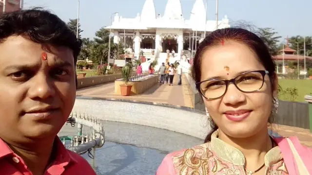 परिणित वनकर पत्नी वृषाली यांच्यासोबत