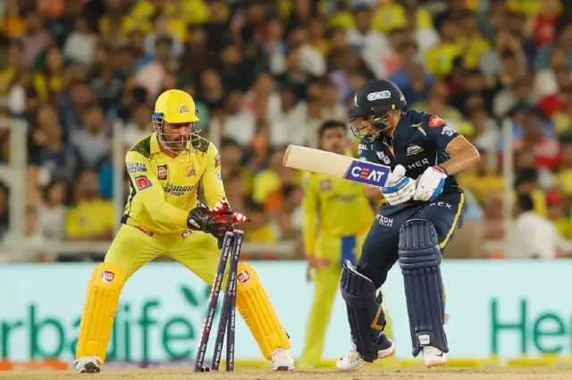 মাহেন্দ্র সিং ধোনি মিলিসেকেন্ডের নৈপুণ্যে তাকে প্যাভিলিয়নে ফেরালেন