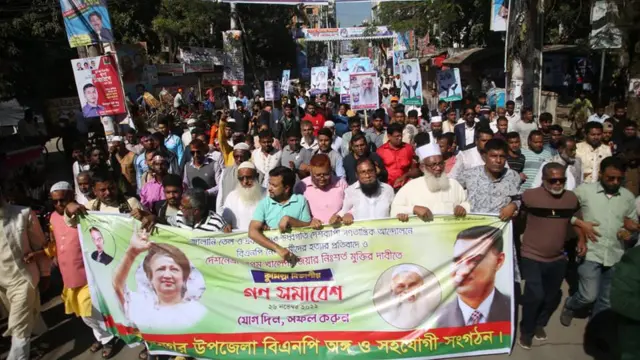 সকাল থেকেই নেতাকর্মীরা মিছিল করে সমাবেশস্থলে ভিড় করেন।