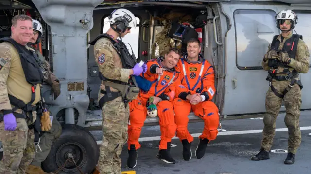 Астронавти місії "Артеміда - 2" у перші миті після повернення на Землю