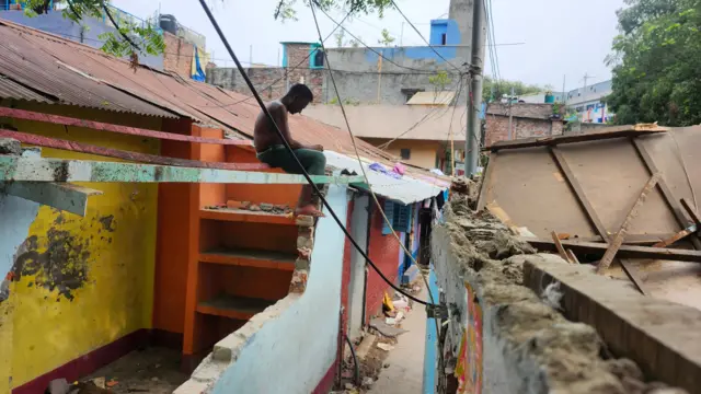 মিরান জল্লাতে হরিজনদের বেশকিছু ঘরবাড়ি ভেঙে ফেলা হয়েছে।