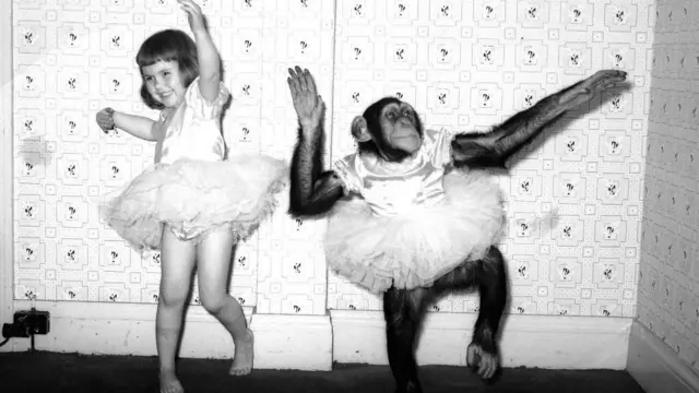 بیزو او یوه ماشومه نڅا کوي