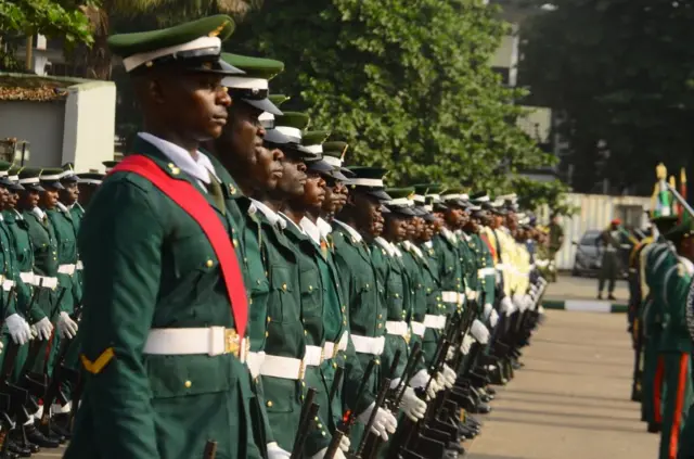 Des soldats du Nigeria en files