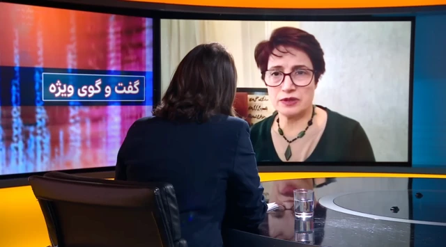 تصویر نسرین ستوده در اسکرین در حال گفتگو با فرناز قاضی‌زاده در استودیوی برنامه گفت‌وگوی ویژه بی‌بی‌سی