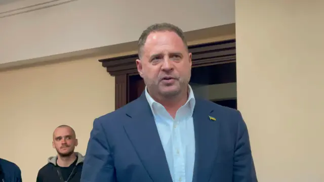 У розмові із журналістами Єрмак заявив, що у нього "кілька знайомих Веронік", прізвищ яких він не пам'ятає