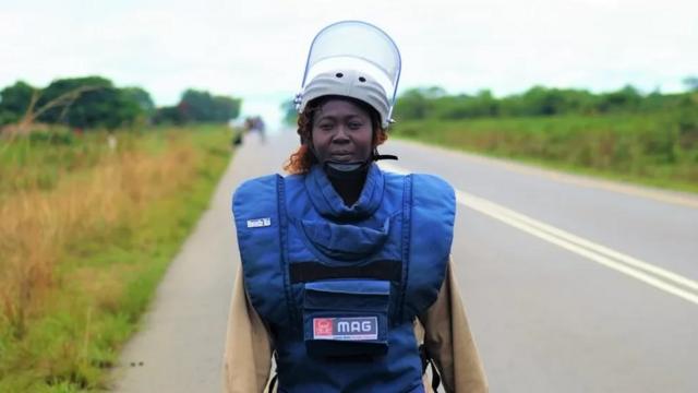 Ngoie Graça Mulunda vestindo roupas999 bets sportsproteção