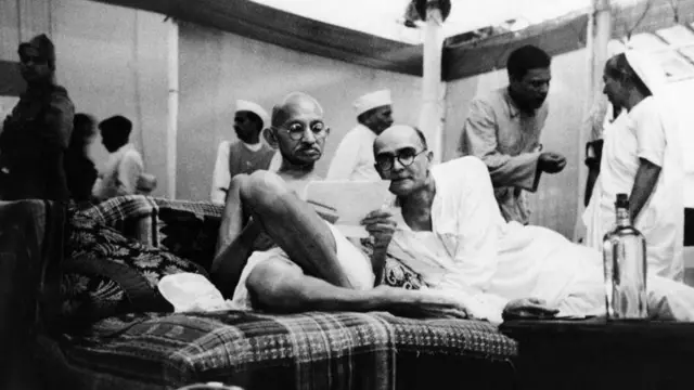 இந்தியா, காந்தி, சுதந்திரப் போராட்டம், மௌலானா