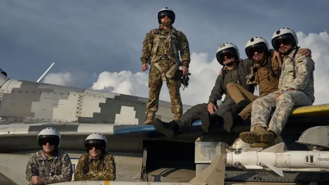 Українські льотчики позують на крилі свого бойового МІГ-29, серпень 2023 року