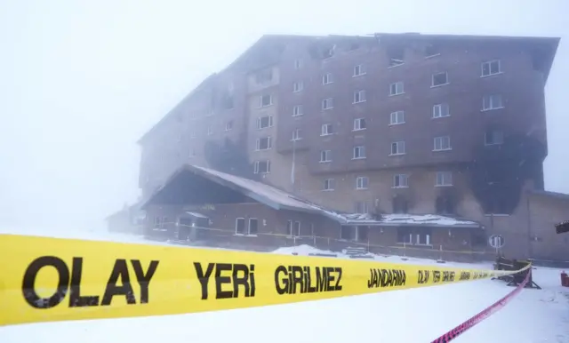 Grand Kartal Otel'in yangından sonra çekilmiş fotoğrafı. Önde "Olay yeri girilmez" yazılı polis kordonu gözüküyor.