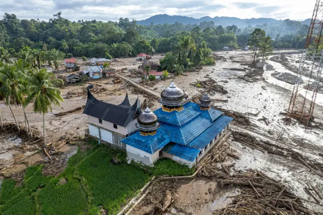 Foto udara kondisi permukiman Jorong Kayu Pasak yang rusak akibat banjir bandang di Nagari Salareh Aia, Palembayan, Agam, Sumatera Barat, Minggu (30/11/2025).