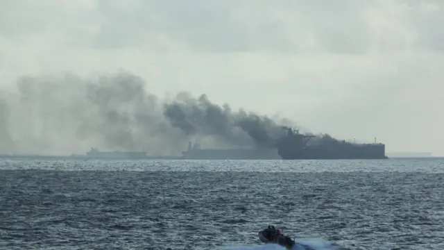 عکسی که نیروی دریایی سنگاپور از برخاستن دود از یک نفتکش در محل سانحه منتشر کرده است