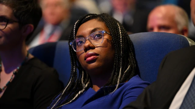 Kemi Badenoch olhando para o palco durante conferência do Partido Conservador,site prognósticos futebol2022