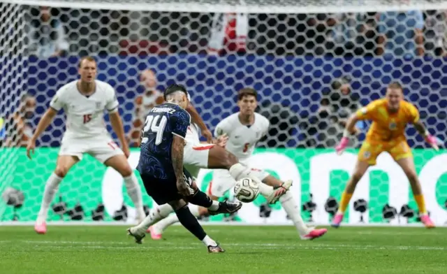 青色ユニホームのフェルナンデスが右足でボールを蹴っている。奥にはイングランドのディフェンダーやゴールキーパーらがいる