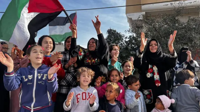 Palestinos celebran el inicio del cese al fuego.