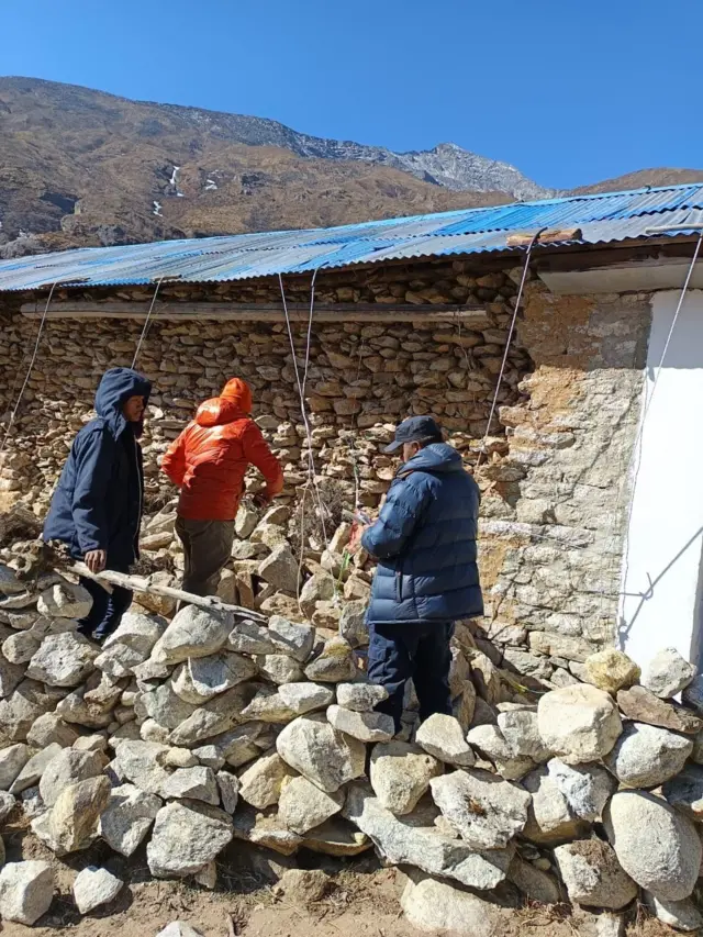 सोलुखुम्बुमा क्षतिग्रस्त घरको निरीक्षण गर्दै नेपाल प्रहरीका सुरक्षाकर्मीहरू