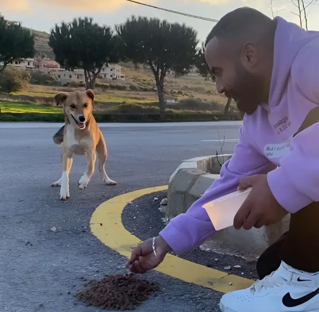 يترك قاسم طعاماً يكفي الحيوانات 3 أيام في كل قرية