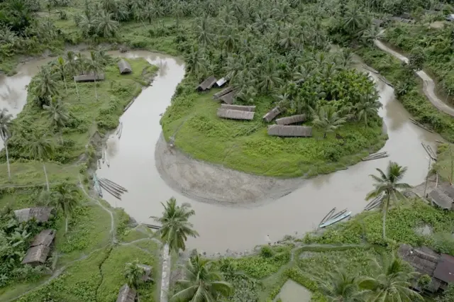 Sungai Rereiket, sungai dangkal yang meliuk-liuk menuju Desa Matotonan.