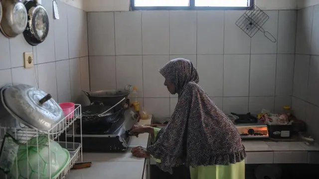 Setiap bulannya, warga cukup membayar Rp20.000 untuk bisa mendapatkan aliran biogas ke dapur mereka. Hal tersebut sangat membantu menekan pengeluaran rumah tangga warga karena mereka dapat menghemat pemakaian gas elpiji.