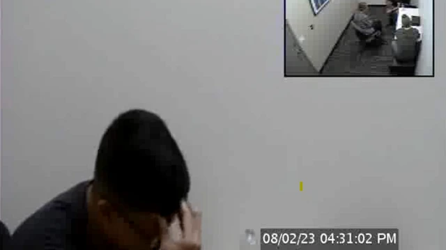 ��Ƭ�У�һ������˫�ֱ�ͷ��������Ѷ�ҵ������ԡ����Ϸ���һƿˮ����Ƭģ�����塣���Ͻǲ�����һ�Ž�С����Ƭ�����Ϸ������Ѷ�ң����Կ����������������ع���ȫò��