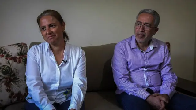 Bassima et Ali assis sur un sofa.