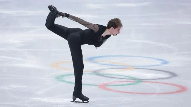 Ника Эгадзе из Грузии во время соревнований по фигурному катанию среди мужчин в командном зачете во второй день зимних Олимпийских игр 2026 года