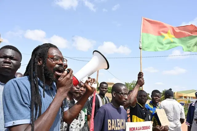 Les partis politiques, les associations de défense de droits humains sont dissous au Burkina Faso. 