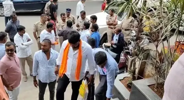 হামলাকারীদের হাতে গেরুয়া পতাকা ছিল